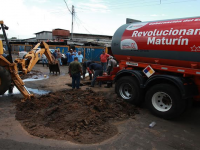 Gobernación repara tuberías de aguas servidas en Los Bloques