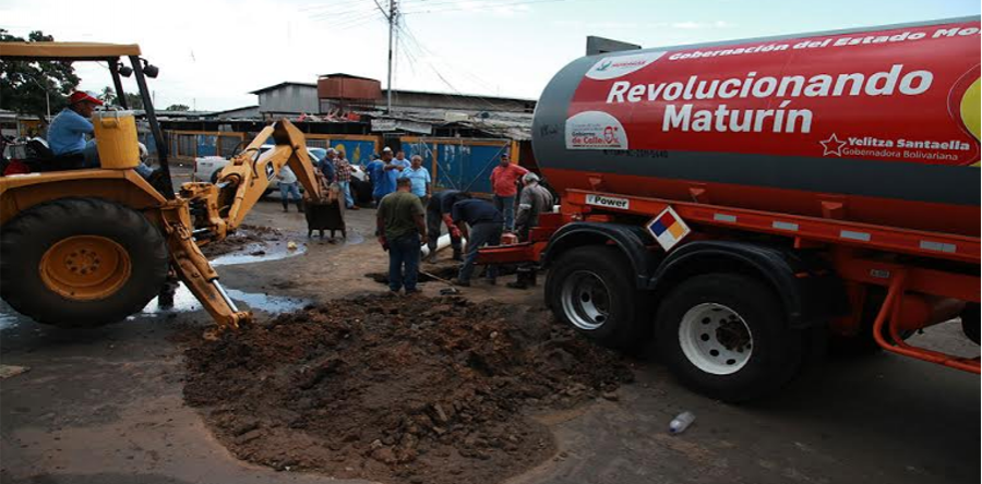 Gobernación repara tuberías de aguas servidas en Los Bloques