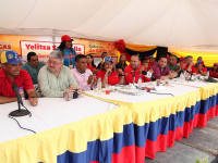 Santaella entrega recursos a 12 consejos comunales de Uracoa