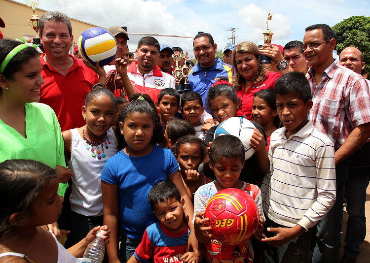 Dotan de artículos deportivos a Misión Barrio Adentro Deportivo en Zamora