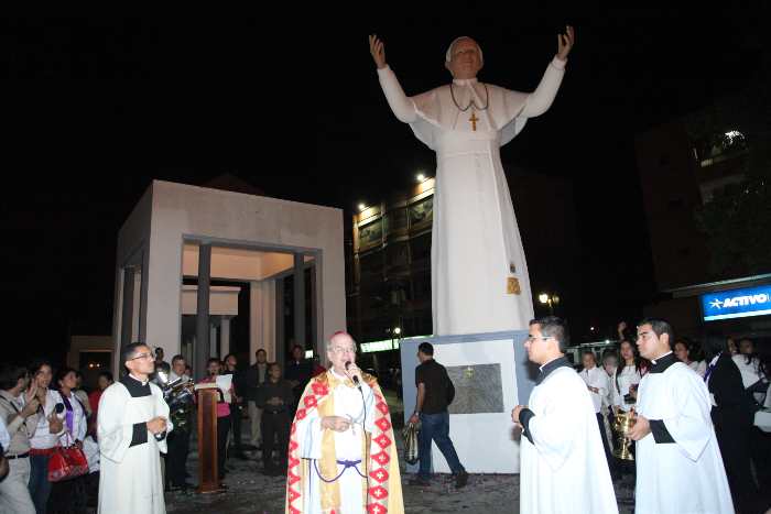 Gobernadora Santaella develó escultura de San Juan Pablo II