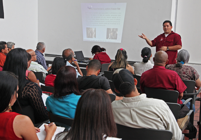 López: Sociedad necesita educarse en su trato hacia el Adulto Mayor