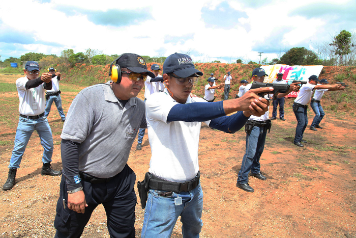 Estudiantes de la Unes reciben prácticas de Tiro