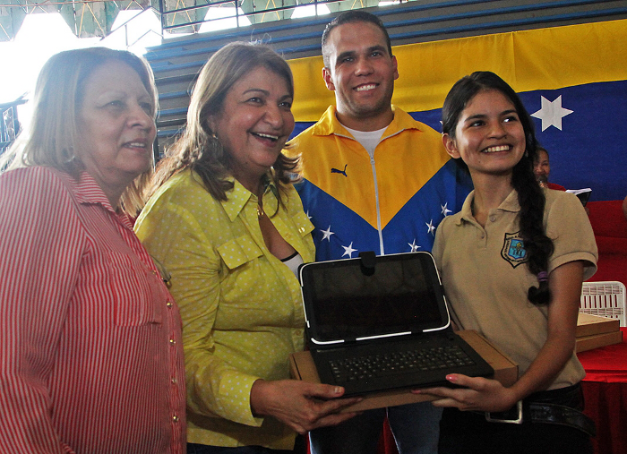 Entregan tabletas  a 592 estudiantes de bachillerato