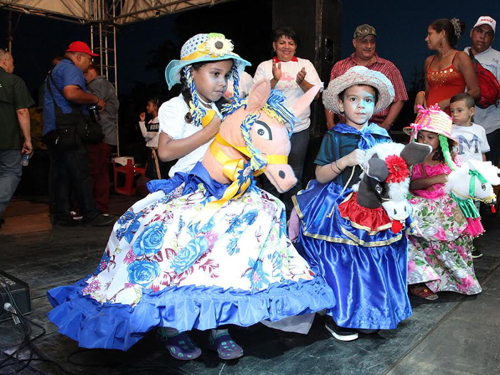 Propios y visitantes bailaron al ritmo de “La Burriquita”