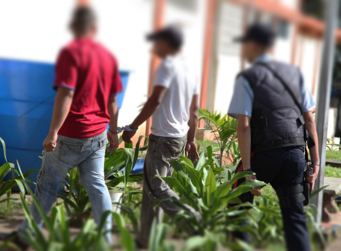 Tras las rejas dos sujetos por robo de vehículo en la parroquia La Cruz