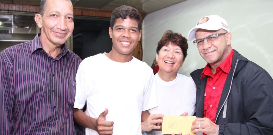 Gobernación entregó becas a ganadores de la Primera Carrera Estudiantil