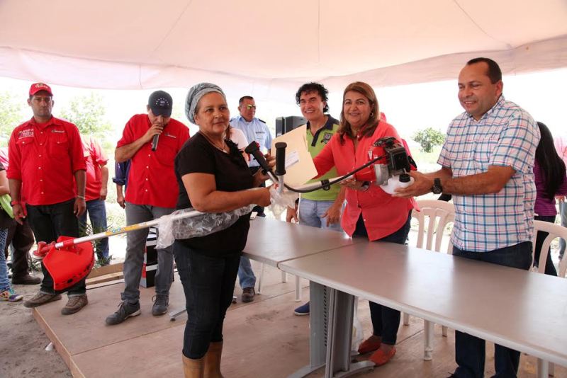 Gobernadora Santaella entrega más de Bs. 4 millones en créditos