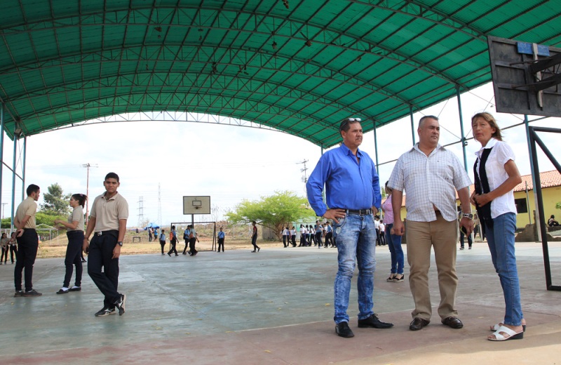 Gobierno regional realiza trabajos en Unidad Educativa Las Garzas