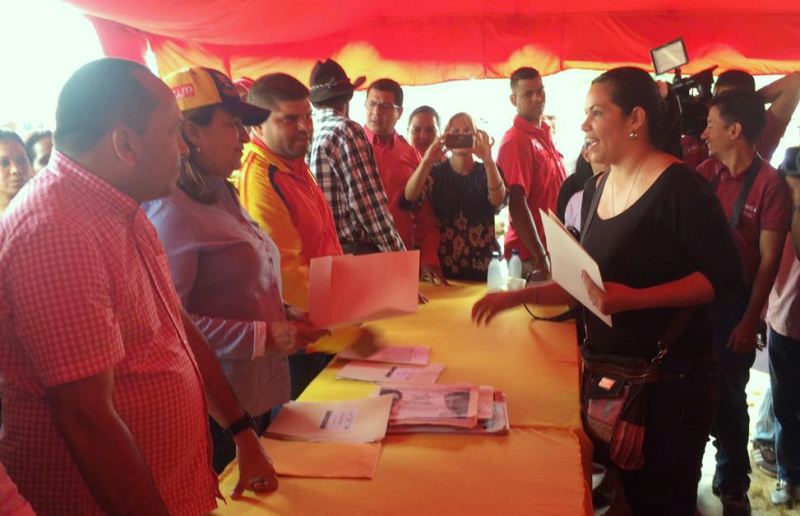 CCY 85 | Gobernadora Santaella entregó créditos a 25 productores de pollos de engorde