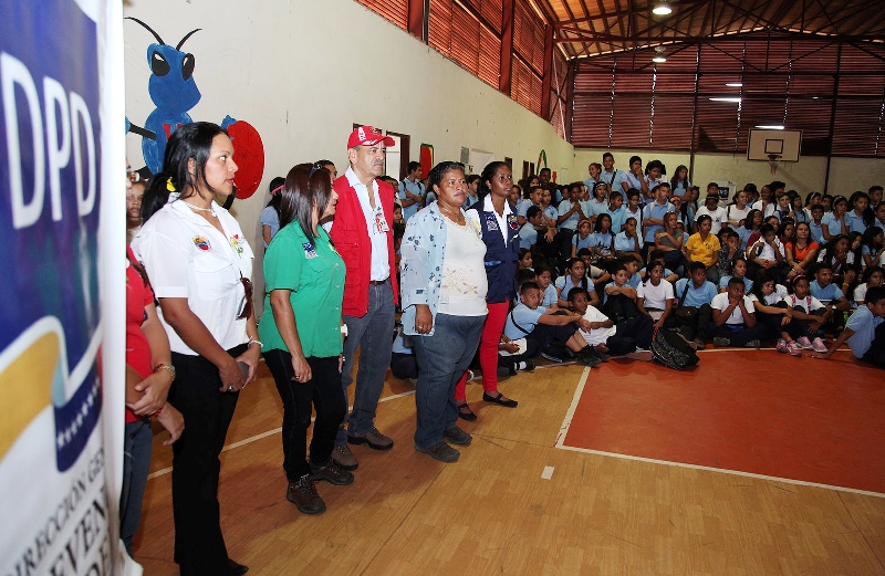 Más de 300 liceístas de la Gran Victoria levantan la bandera de la Prevención