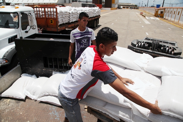 Santaella entregó 20 mil pollos a productores de cuatro municipios