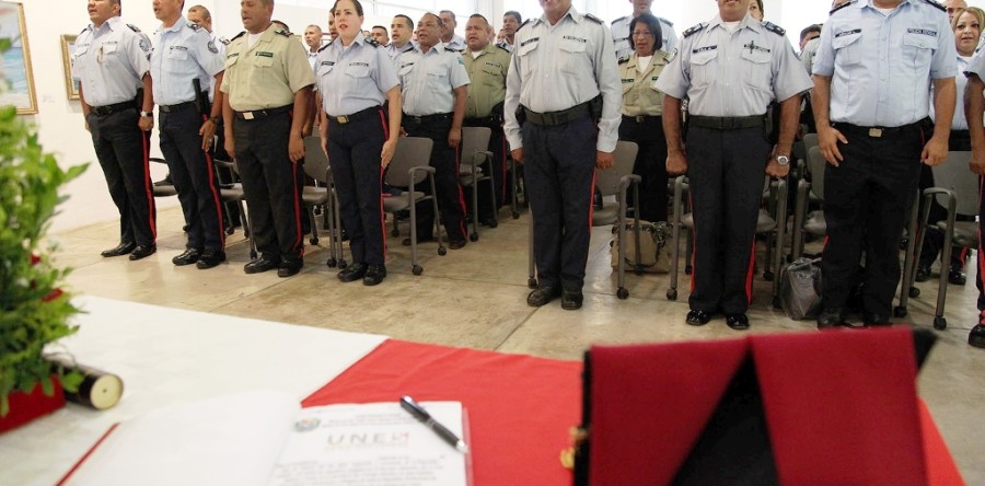 Unes promueve a 79 licenciados en Servicios Policiales