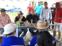 Santaella apoya a productores de los bajos de San Vicente y La Cruz