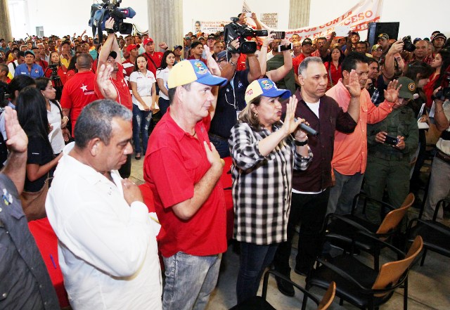 Santaella juramenta 56 transportistas al Congreso de la Patria