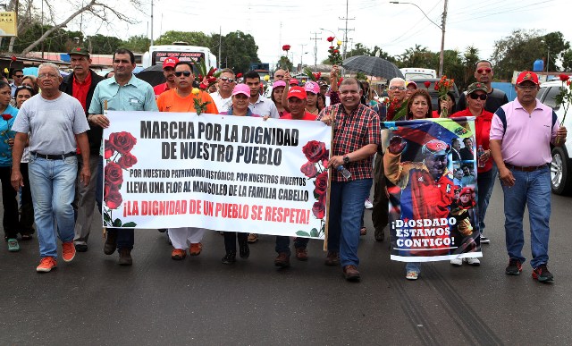 Furrialeños caminaron y llevaron una flor al mausoleo de la familia Cabello