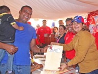 Santaella entregó titularidad a beneficiarios de la GMVV en La Pica