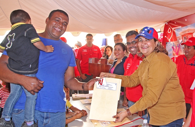 Santaella entregó titularidad a beneficiarios de la GMVV en La Pica