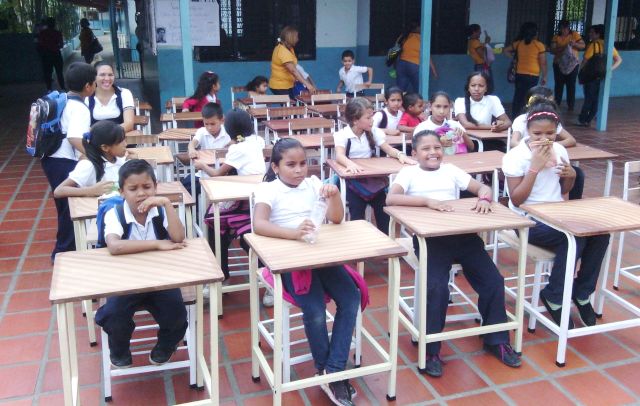 Gobernación y Zona Educativa entregan mesas sillas a escuelas de Maturín