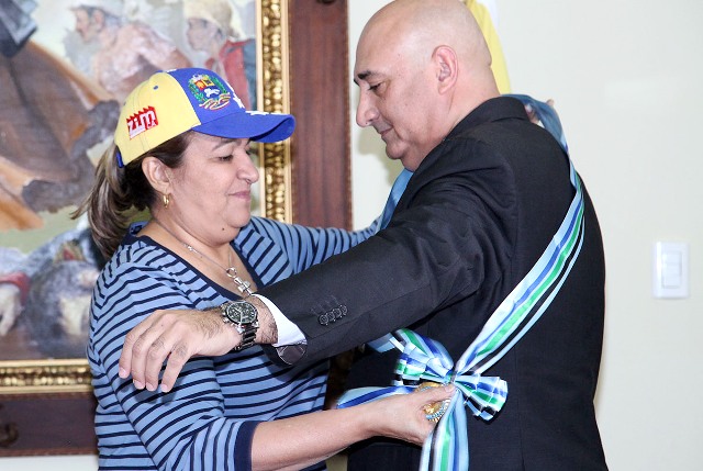 Santaella condecoró al comisario saliente del CICPC Franklin Navarro