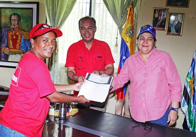 Gobernación entregó más de 4 mil pollos a patios productivos en Libertador