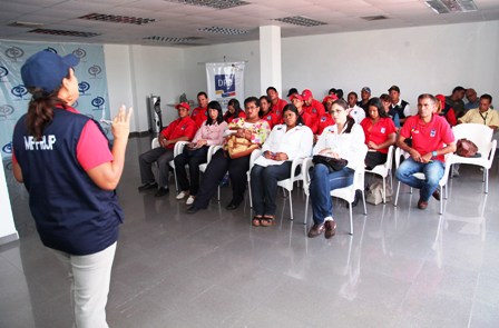 Capacitan en el programa “Escuelas para Familias” a Comisión de Prevención Integral