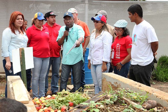 Vicepresidente Istúriz participó en domingo de cosecha urbana