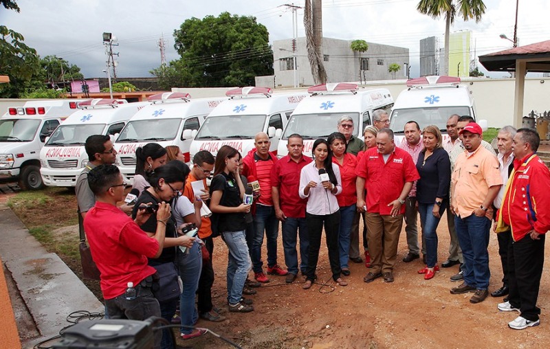 Diosdado Cabello entregó seis ambulancias para Monagas