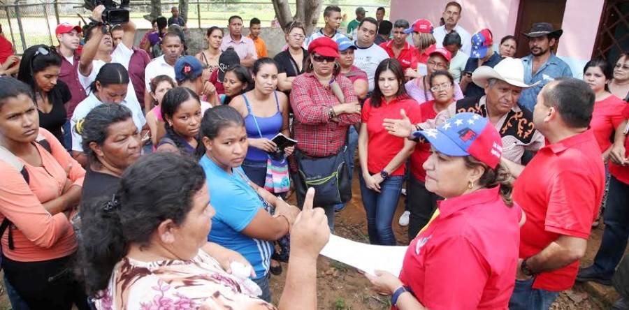Gobernadora Santaella visitó los sectores Uverito y Cafetera
