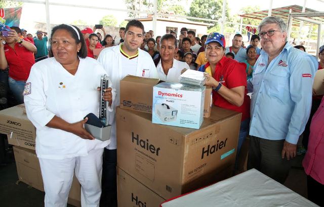 Más de Bs. 230 millones entregó Santaella en Los Barrancos de Fajardo