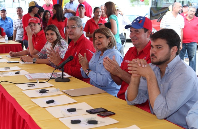Santaella entrega más de 100 taxis a transportistas monaguenses
