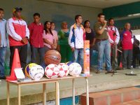 Entregan material deportivo en E.B Manola Luna Silva