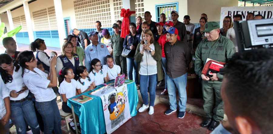 Santaella entregó tabletas a los estudiantes con mejores promedios en Monagas (+fotos)