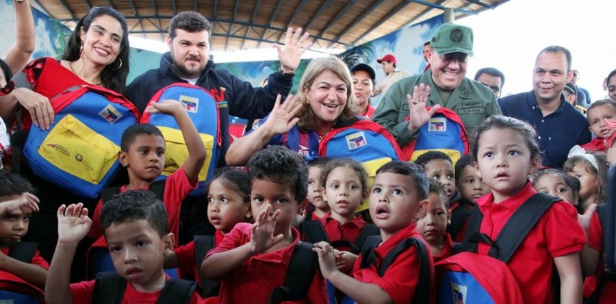 Santaella entregó bolsos escolares en la UE Isabel Padrino de Campos