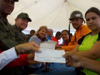 Santaella entrega créditos a motorizados de Monagas para repotenciar sus unidades