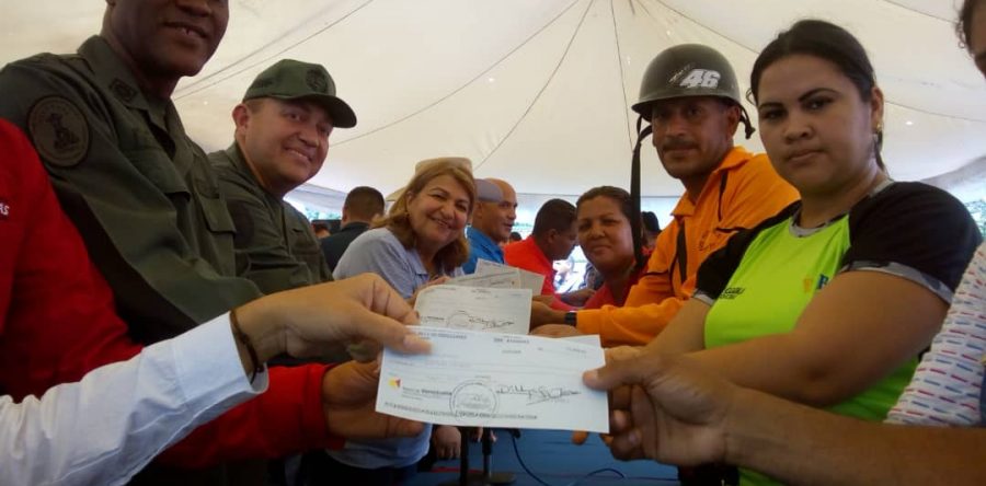 Santaella entrega créditos a motorizados de Monagas para repotenciar sus unidades