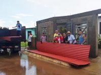 Sustituyen techos dañados a 27 casas al sur de Maturín