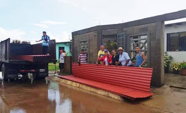 Sustituyen techos dañados a 27 casas al sur de Maturín