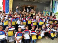 Santaella entregó 2 mil 500 bolsos escolares a estudiantes de la parroquia El Furrial
