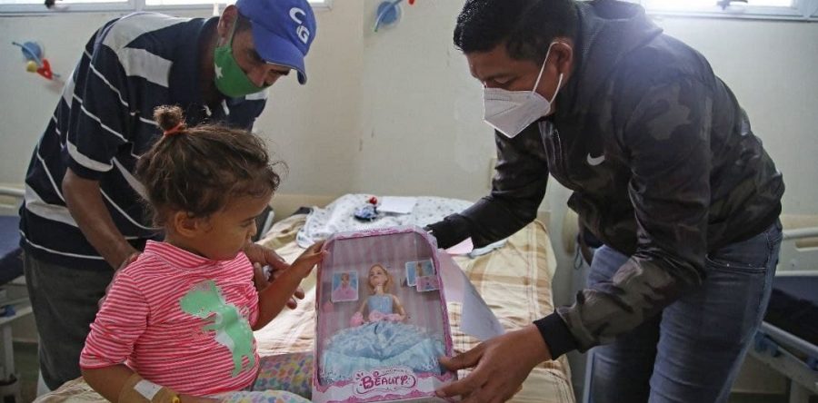 Con entrega de juguetes sacan sonrisas a pacientes de Pediatría del HUMNT .