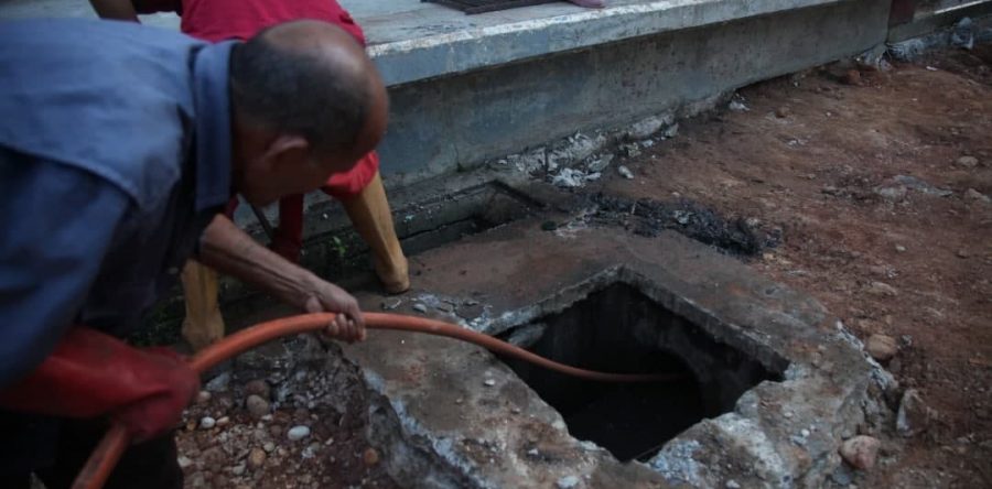 Sanean sistema de alcantarillado de la plaza El Balancín.