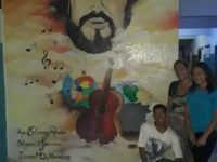 Pequeños artistas realizan murales creativos en escuelas y liceos.