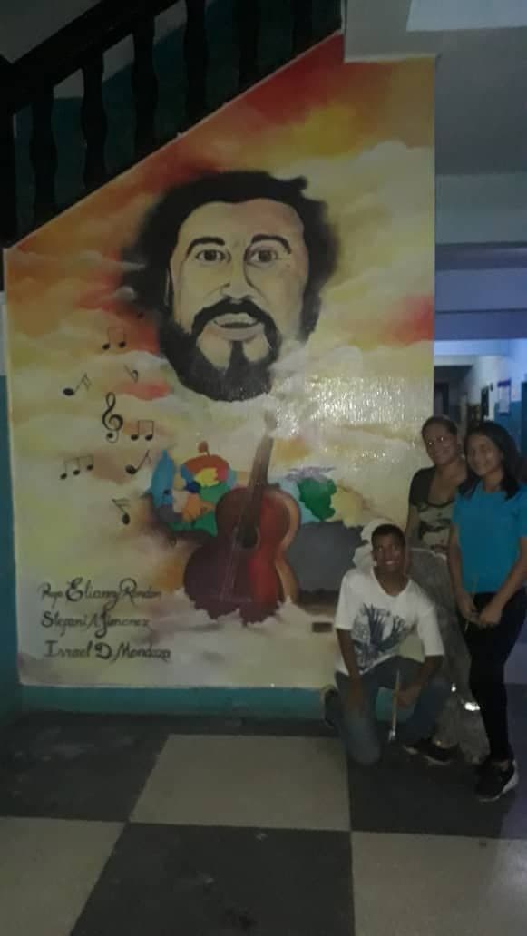 Pequeños artistas realizan murales creativos en escuelas y liceos.