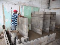 Ana Fuentes construye baterías de baños para mayoristas del Mercado Nuevo.