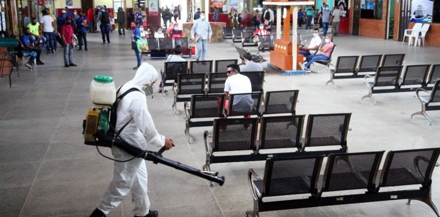 Desinfectan espacios y unidades en el terminal de Maturín.