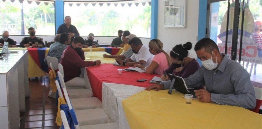 Cuerpos de seguridad sostienen reunión con productores de Cedeño.
