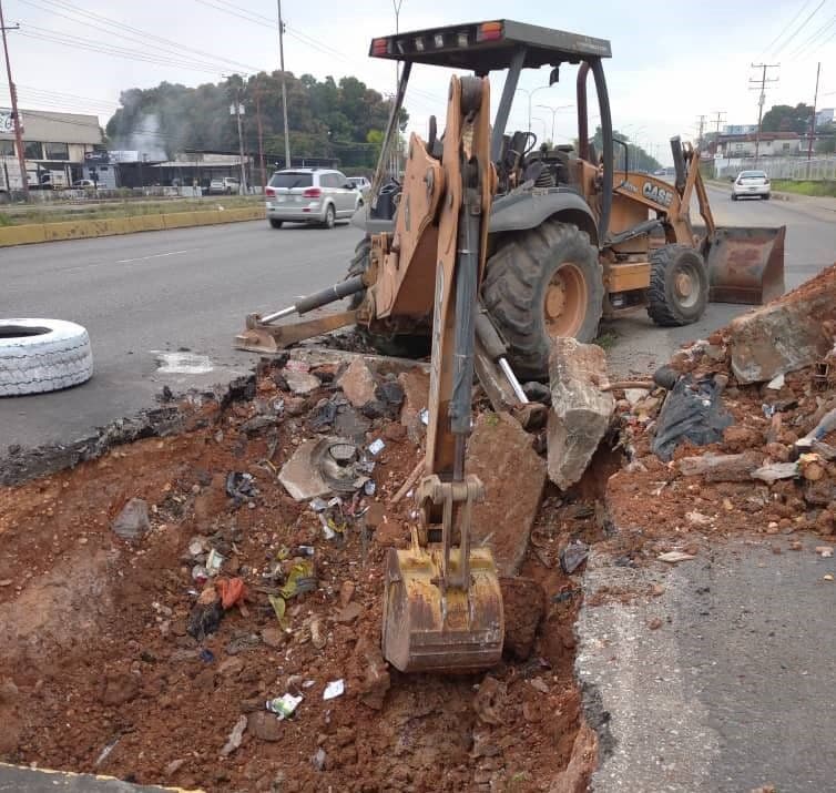 Gobernación y Alcaldía de Maturín reparan hueco en la avenida Bella Vista.