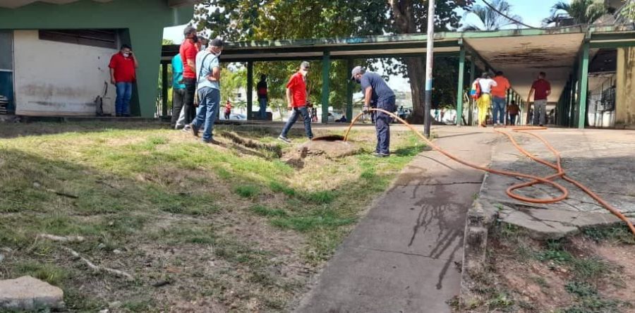 Aguas de Monagas limpia cloacas en la Emergencia Pediátrica del HUMNT.