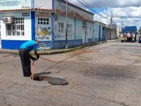 Colocan filtro de piedra al colector marginal en el sector Primero de Mayo de Maturín.