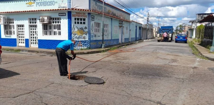 Colocan filtro de piedra al colector marginal en el sector Primero de Mayo de Maturín.